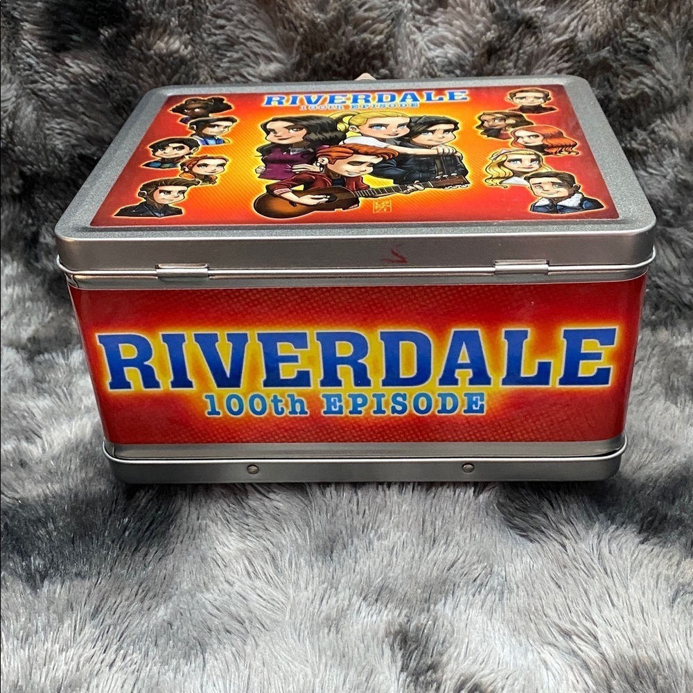 RARE Riverdale 100th Episode Cast
Crew Gift Lunch Box Lord Mesa art
Lunchbox - Picture 7 of 16